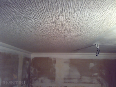 





Как окрасить или оклеить обоями потолок без стремянки



