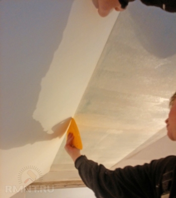 





Как наклеить стеклохолст на потолок своими руками



