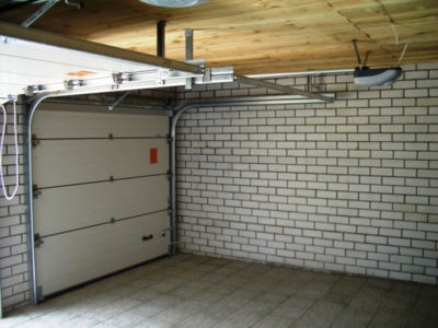 Конструктивные особенности рулонных и секционных ворот, какие лучше для гаража