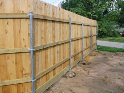 Как построить дешевый и красивый забор своими руками, 19 фото с примерами и этапами работ