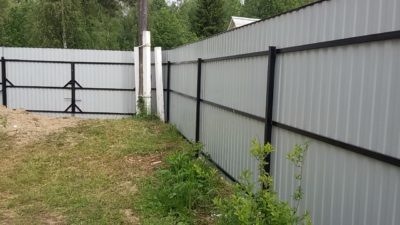 Как построить дешевый и красивый забор своими руками, 19 фото с примерами и этапами работ