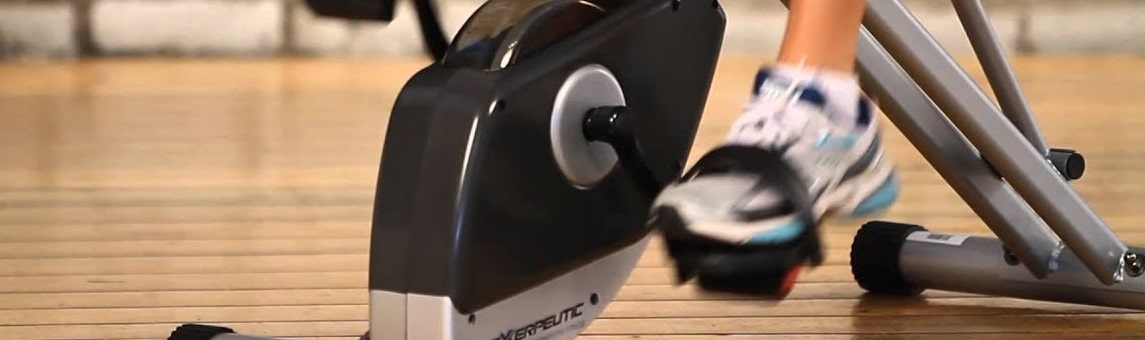 </p>
<h2>Який велотренажер вибрати, щоб схуднути?</h2>
<p>
На сучасному ринку величезний вибір найрізноманітніших моделей. Ваше завдання вибрати ту, яка буде: а) зручна; б) підійде для ваших цілей. Велотренажери відрізняються за конструкнцією та по системою навантаження. Давайте розглянемо основні види таких спортивних снарядів та їх достоїнства:
</p>
</p>
<ol>
<li>Вертикальний — велотренажер, що найчастіше зустрічається, для дому. За пристроєм і зовні нагадує звичайний велосипед. Розташування всіх деталей і основних вузлів таке, так і саме тренування наближена до відчуттів від подорожі на звичному всьому нам велосипеді. Головне завдання—неперестаратися під час тренувань, підходити до цього процесу з розумом, оскільки надто довгі регулярні заняття можуть позначитися на спині та суглобах, адже на них доводиться досить велике навантаження. Тому тим, у кого раніше були травми спини або хребта, радимо відмовитися від надмірно інтенсивних занять. Також з обережністю займатися людям з грижами хребта, протрузіями, остеохондрозом.</li>
<li>
Горизонтальний — чудова альтернатива вертикальним для тих людей, кому заняття на них протипоказані. Їхня основна відмінність у розташуванні сидіння і педалі. Сідло у них досить низько, а педалі знаходяться майже під кермом. Під час занять користувач напівсидить напівлежить, навантаження на спину сильно знижується. Крім того, обертання педалей у горизонтальній площині істотно полегшує навантаження на коліна і гомілковостоп. Але тренажер справляється зі своєю основною функцією — м’язи добре напружуються, працюють, ростуть! Такі спортивні снаряди просто ідеальні для людей, які проходять реабілітацію після травми, а також для літніх і вагітних жінок. </li>
<li>
Компактний. У цьому його основна конкурентна перевага, він невеликий за габаритами і досить легкий, у порівнянні зі своїми стандартними «братами». Проте, тренування на них не настільки ефективні, як на звичайних тренажерах, адже у малюків дуже легкий маховик. Але саме важка частина створює достатній опір на педалі, щоб тренування було більш ефективним. Чим менша його маса, тим менше навантаження. Тому виходить, що основним мінусом міні-тренажерів є відсутність інтенсивних навантажень.</li>
<li>
Гібридний. Він поєднує в собі як вертикальний, так і горизонтальний типи тренажерів. Кермо і сідло можна регулювати по-різному. Такі спортивні снаряди коштують дорожче звичних, але найчастіше їх купують у сім’ї, де всі хочуть займатися спортом: діти різного віку, батьки, бабусі та дідусі. До речі, іноді у таких моделей є ще й еліптичний тренажер. </li>
<li>
Складний. Мрія більшості мешканців сучасних мегаполісів. Ідеально, коли є можливість і позайматися, і не захаращувати простір спортивним інвентарем. Важливо розуміти, що це не модель «міні». Це тренажер із майже такою конструкцією, що і стаціонарний, але просто часом буває без сидіння. Конструкція його спрощена, щоб залишався потрібний мінімальний набір.</li>
</ol>
<p><img decoding= skolko-nado-zanimatsya-na-velotrenazhere-chtoby-pokhudet-min.jpg