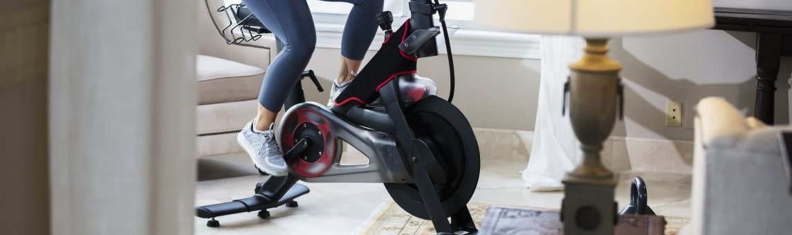 Який магніт
</p>
<p>
Класичний вертикальний тренажер імітує реальний байк, де маховик, що обертається, передає регульований опір на педалі, таким чином користувач може не тільки відтворити рух по рівній дорозі, але і змінювати зусилля, порівнянне з поїздкою вгору або попере. Горизонтальна модель відрізняється наявністю спинки, а сидіння в ній знаходиться на рівні педалей або навіть нижче.
</p>
<h2>Особливості магнітного велотренажера</h2>
<p>
Пристрій працює за допомогою маховика і розташованих разом з ним магнітів. Зменшуючи регулювальним важелем відстань між ними магнітне поле уповільнює рух диска і прискорює його при віддаленні. Головні переваги таких моделей: досить тиха робота, плавність ходу і довгий термін експлуатації в порівнянні з механічними варіантами. Відсутність деталей, що труться, знижує рівень шуму і збільшує ресурс деталей, таким чином ваші тренування будуть комфортними, а регулярне обслуговування бюджетним.
</p>
<p>
<img decoding= kakoy-velotrenazher-luchshe-gorizontalnyy-ili-vertikalnyy-min.jpg