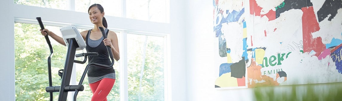 Що
</p>
<p>
Недоліки не однозначні, але мають значення для багатьох майбутніх користувачів. Так еліптичний тренажер не підійде особам із захворюваннями хребта. Його складніше підібрати для індивідуального використання, особливо для нестандартного росту або за наявності надмірної маси тіла, з цієї причини займатися на ньому складно відразу всім членам сім’ї різної комплекції. Він займає більше місця в квартирі, а оптимальний, ефективний орбітрек обійдеться дорожче результативного велотренажера.
</p>
<h2>Плюси та мінуси велотренажера</h2>
<p>
Така покупка допоможе досягти результатів у зниженні маси тіла, збільшенні витривалості, поліпшенні роботи серцево-судинної та дихальної системи, допоможе добитися привабливого рельєфу м’язів ніг. Серед представників цієї групи можна підібрати складні чи портативні моделі, які стануть відмінним рішенням при обмеженні вільних квадратних метрів житла, останні взагалі можна брати із собою на роботу або у відпустку. Саме велотренажер використовують медики для пацієнтів, яким потрібне відновлення після травм через щадний вплив на хребет, він дозволений при багатьох обмежуючих протипоказаннях, підходить для людей різної комплекції.
</p>
<p>
Незважаючи на переваги варто відзначити, що велотренажер дає обмежене навантаження, так під час занять практично не задіяні м’язи преса, спини і рук. Монотонне кручення педалей сподобається далеко не кожному, особливо якщо врахувати факт, що для ефективності занять необхідно тренуватися мінімум 20-30 хвилин. Перед покупкою такого снаряда варто проконсультуватися з лікарем тим, у кого болять коліна.
</p>
<h2>Порівняння велотренажера та еліпсоїда</h2>
<p>
Аеробне навантаження вирішує відразу кілька завдань: саме воно є найефективнішим видом активності для зниження ваги і спалювання калорій, допомагає підтягнути м’язи, повернути рухливість суглобам і зв’язкам, показано для поліпшення роботи серця, легень і судин, заповнює необхідний обсяг кисню, який живить усі клітини. організму, прискорює метаболізм, покращує загальний стан, знімає стрес і зміцнює імунітет. Щоб відповісти на питання «який тренажер краще?» порівнювати їх будемо за основними критеріями:
</p>
</p>
<ol>
<li>Ефективність вище буде для еліптичного тренажера, тому що в роботу на ньому включається все наше тіло, в той час як основний удар на велотренажері відчувають тільки ноги. Еліпсоід має більше можливостей для комбінованих тренувань та унікальні програми. Хоча результат для тренування витривалості чи зниження ваги буде практично ідентичним. </li>
<li>Комфорт під час тренування — питання досить індивідуальне, при цьому тривале обертання педалей може бути втомливим, сидіння виявиться незручним після 40 хвилин їзди, а після робочого дня, сидячи в офісному кріслі, навряд чи захочеться знову сидіти на. </li>
<li>Універсальність ж — перевага велотренажера, він може бути відрегульований для різних користувачів зміною висоти керма або сидіння, займатися на ньому зможуть усі члени сім’ї. Для орбітрека вкрай важливим фактором буде довжина і ширина кроку, яка підбирається під індивідуальні параметри.</li>
<li>Вартість на сьогоднішньому ринку має широкий діапазон, підібрати кардіотренажер можна в будь-якій ціновій категорії, тим не менш, при порівняно рівних характеристиках, вело тренажер дешевше.</li>
<li>Габарити еліптичного тренажера — один із каменів спотикання для невеликої квартири, вони мають значні розміри, особливо якщо ви вибираєте модель із заднім приводом. А ось байк у вертикальному виконанні можна поставити на балконі, складну модель зберігати під ліжком, а портативний помістити в шафу. </li>
<li>Протипоказання. Горизонтальний велотренажер — найлояльніший вид фізичної активності по відношенню до вашого здоров’я. Він підходить для людей із надмірною надмірною вагою, після травм опорно-рухового апарату, в індивідуальному порядку дозволений вагітним жінкам. Еліпсоїд конкурент у цьому питанні тільки для тих, хто має проблеми з колінними суглобами.</li>
</ol>
<h2>
<p>
Загальні правила
</p>
</h2>
<p>
Неважливо, якому тренажеру в результаті ви віддасте перевагу, щоб ваші тренування були ефективними і безпечними дотримуйтесь простих правил для якісного результату.
</p>
<p>
Для занять спортом використовуйте відповідне взуття з нековзною підошвою та достатньою амортизацією. Спортивний костюм повинен пропускати вологу і тепло, щоб не створювати додаткове навантаження на серце і судини.
</p>
<p>
Перед тренуванням проводьте розминку, підготуйте суглоби, м’язи і сухожилки до майбутніх навантажень. Перші 3-5 хвилин на тренажері рухайтеся в помірному темпі зі спокійним диханням, тільки після цього збільшуйте швидкість або опір.
</p>
<p>
<img decoding= chto-luchshe-velotrenazher-ili-ellipticheskiy-trenazher-5-min.jpg