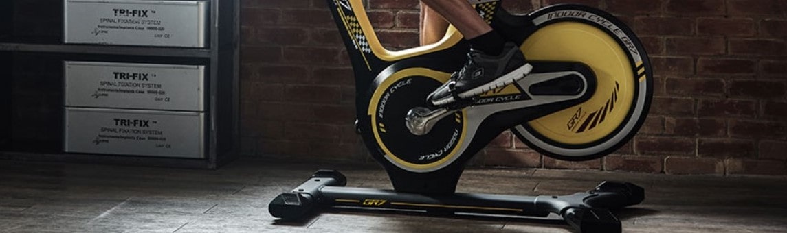 Чим спин-бай
</p>
<p>
Довгий час домашній кардіотренажер був недосяжний для широкого кола користувачів, а для регулярної активності доводилося витрачати час і кошти на відвідування спортивного клубу. Сьогодні вибір аматорських моделей ставить нове завдання перед покупцем — як вибрати оптимальний за співвідношенням ціна-якість з великого асортименту. Ми не так давно нарешті розібралися в модифікаціях класичного велотренажера, як з’явилися сучасні спін-байки. Розберемося в особливостях, оцінимо подібності та відмінності.
</p>
<h2>Як влаштований спін-байк</h2>
<p>
Користувачі давно зазначили, що вело тренажер, навіть найпросунутіший, тільки імітує реальну поїздку на двоколісному транспорті, в реальності ж процес має низку значних відмінностей, що стає ключовим пунктом у відмові від такої покупки. Але виробники не стоять на місці і представляють стаціонарний аналог велосипеда.
</p>
<p>
<img decoding= chem-spin-bayki-otlichayutsya-ot-velotrenazherov-1-min.jpg