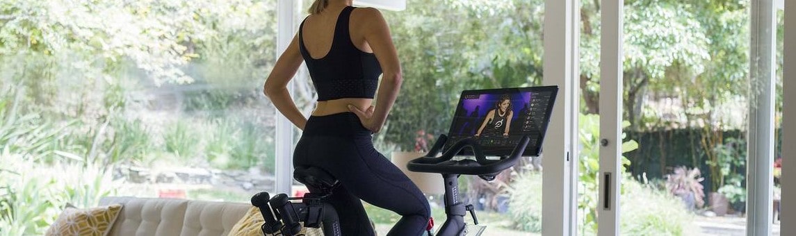 Який механічний
</p>
<p>
Мінуси:
</p>
<ul>
<li>Головний мінус такого пристрою — шум під час роботи, ймовірність «прослизу» ременя, через що тренажер рухатиметься ривками. Вирішення проблеми — вибір велотренажера з маховиком великої маси.</li>
<li>
Інший недолік — необхідність періодичної заміни ременя. Від постійного тертя він швидко виходить із буду.</li>
<li>
Через простоту пристрою і відсутність підключення до електромережі у цих тренажерів відсутня інформативні датчики, так і в принципі такий тренажер має мінімальний набір додаткових функцій.</p>
<li>
Щоб крутити педалі на високих оборотах, потрібно докласти чимало зусиль, що тягне за особливе навантаження на колінний суглоби, тому людям з травмами ніг краще доглянути собі інший тип тренажера.</li>
</ul>
<h2>Колодний велотренажер</h2>
<p>
Раніше такі апарати використовували для тренування професійні спортсмени, тому що їзда на колодковому тренажері максимально наближена до поїздок на справжньому велосипеді. В основі роботи моделей колодки, які гальмують маховик, за допомогою них регулюється навантаження. Інакше така система називається інерційною. Велотренажери подібного типу дорожчі за ремінні. Вони оснащені важким маховиком, який дає широкий діапазон навантажень, тому вони більше розраховані на професійних користувачів.
</p>
<p>
Мінуси:
</p>
<ul>
<li>Так само як і ремені, колодки часто виходять з буду, тільки ось замінити їх складніше.</li>
<li>
Через важкий маховик і колодки такі тренажери досить габаритні, громіздкі.</li>
<li>
Такі спортивні снаряди займають багато місця в квартирі, розібрати або скласти їх не можна.</li>
<li>
Вони досить галасливі в процесі експлуатації.</li>
</ul>
<h2>Магнітні велотренажери</h2>
</p>
<p>
Принцип роботи такого апарату відрізняється від механічного. У магнітних моделях маховик гальмується магнітним полем, таким чином відсутнє тертя, що забезпечує плавний хід і тиху роботу. Так і навантаження можна відрегулювати точніше. Такі тренажери бувають досить компактними, складними, вертикальними та горизонтальними. Багато моделей оснащені генератором і не вимагає підключення до електромережі і працюють автономно.
</p>
<h2>Електромагнітні моделі</h2>
<p>
Нині це, мабуть, найсучасніший тип тренажера. Принцип дії такий, як і у магнітного, але опір на маховик подається не магнітним полем, а електромагнітним.
</p>
<p>
<img decoding= kakoy-velotrenazher-luchshe-magnitnyy-ili-mekhanicheskiy-min.jpg