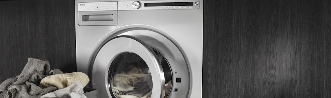 Інструкції з експлуатації пральних машин
</p>
<p>
Останніми розглянемо системні настройки — це додаткові можливості та опції, спрямовані на комфорт та безпеку: </p>
<ul>
<li>Блокування від дітей (Child lock)</li>
<li>Мова (Language)</li>
<li>Температура (Temperature)</li>
<li>Програми (Programs)</li>
<li>Дисплей (Display) — контраст та логотип</li>
<li>Звуки (Sounds)</li>
<li>Скинути налаштування (Reset).</li>
</ul>
<p>
<i>Рада експерта: якщо інструкцію до вашої моделі було втрачено, оригінал можна завантажити на офіційному сайті виробника або в картці товару на сайті Технопрайд.</i>
</p>
<h2>Алгоритм запуску прання</h2>
<p>
Як використовувати пральну машину Аско щодня? Дотримуватися простого порядку восьми кроків, описаних в інструкції:
</p>
<ol>
<li>Підготуйте білизну, відсортуйте за типом тканини, кольором і ступенем забруднення, вийміть все з кишень, застебніть гудзики та блискавки.</li>
<li>Увімкнути пристрій кнопкою Увімк./Вимк.</li>
<li>Відкрийте дверцята барабана і завантажте білизну.</li>
<li>Додайте рідкий або порошковий засіб для прання та кондиціонер у лоток для миючих засобів. Густі гелі та таблетки рекомендовано поміщати в барабан.</li>
<li>Виберіть автоматичну програму прання із запропонованих.</li>
<li>За потреби встановіть додаткові опції. За потреби запрограмуйте відстрочку старту. </li>
<li>Запустіть цикл кнопкою Пуск/Пауза.</li>
<li>Після успішного завершення прання відкрийте барабан і витягніть білизну.</li>
</ol>
<p>
<img decoding= instruktsii-po-ekspluatatsii-stiralnykh-mashin-asko-min.jpg