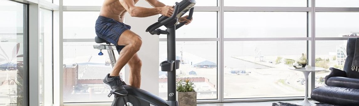 Що краще біг або велотренажер
</p>
<h2>Корисність та шкода бігу</h2>
<p>
Вважається, що заняття спортом продовжують життя, допомагають боротися зі стресом і уникнути багатьох хвороб, але тільки якщо вони грамотно складені і правильно проходять. У будь-якої фізичної активності є як позитивний, так і негативний вплив, а також свої протипоказання. </p>
<p>Серед головних плюсів занять бігом:</p>
<ul>
<li>Доступність та простота. Ви можете займатися цим видом фізичної активності, навіть якщо у вас немає спеціальної доріжки, адже бігати можна в найближчому парку або по мікрорайону.</li>
<li>
Підвищення імунітету. Навіть невеликі півгодинні заняття допоможуть активувати вашу імунну систему і відчувати себе краще. Регулярні аеробні заняття знижують ймовірність інфекцій верхніх дихальних шляхів більш ніж на 40%. </li>
<li>
Зниження ваги. Біг — одна з кращих форм вправ для схуднення або підтримки постійної ваги. Такі вправи з високою інтенсивністю задіяють великі групи м’язів нижньої частини тіла, що призводить до спалювання калорій. Коли прийом їжі не компенсує дефіцит калорій, помірний біг може призвести до втрати ваги.</li>
</ul>
<p><img decoding= chto-luchshe-beg-ili-velotrenazher-2-min.jpg