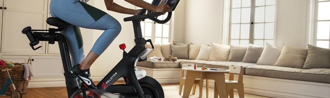 Як накачати ноги на велотрена
</p>
<h2>Кому підходять тренування на велотренажерах?</h2>
<p>
Якщо з вашим здоров’ям все в порядку і серйозних протипоказань немає (наявність проблем опорно-руховим апаратом, серцево-судинною та дихальною системами, проблеми з кровообігом, астма, гіпертонія та ін.), то можна приступати до тренувань. Особливо такі заняття показані:
</p>
</p>
<ul>
<li>
<p>
Професійним спортсменам. Серйозні навантаження, які відчуває організм при силових вправах, не можуть бути повноцінними без добре функціонуючої «транспортної системи» (кровоносна та серцево-судинні системи), що доставляє будівельний матеріал нашим м’язам. Саме для того, щоб підготувати тіло перед новими випробуваннями і слід проводити заняття на велотренажері, кардіонавантаження на якому може бути чітко дозована.
</p>
</li>
<li>
<p>
Тим, хто відбувається реабілітацію після отриманих травм. Завдяки тому, що налаштування можуть бути дуже ретельно відрегульовані, а датчик пульсу на велотренажері стежитиме, щоб не було зайвих навантажень — такі заняття найбезпечніші.
</p>
</li>
<li>
<p>
Людям із зайвою вагою. Такі тренування ідеальні, оскільки тут немає небезпеки для суглобів, адже вони не дають ударного навантаження на коліна і гомілковостоп, при цьому вага йде все одно. А щоб збільшити ефект від тренажера, чергуйте вільне педалювання та високоефективні інтервальні тренування. Це допоможе «спалити» більше кілокалорій, і досягти видимих результатів швидше.
</p>
</li>
<li>
<p>
Бажаючим підтримувати серцево-судинну систему в нормі і весь організм в тонусі.
</p>
</li>
</ul>
<h2>З чого розпочати тренування на велотренажёрі?</h2>
<p>
Найперше, що треба зробити, запускаючи тренувальний процес — не лінуватися вводити свої дані — вік, зріст, вага (якщо ви в тренажерному залі, то поруч обов’язково повинні бути ваги, за допомогою яких спортсмени відстежують свої досягнення). Сучасні кардіотренажери — високотехнологічні агрегати, вони показують користувачам всі деталі тренування. Для кожного є своє найменування.
</p>
<p>
<img decoding= kak-nakachat-nogi-na-velotrenazhere-min.jpg